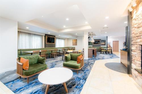 Ruang duduk di Fairfield Inn Suites Brunswick