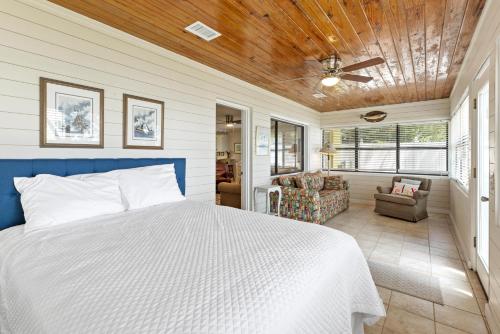 una camera da letto con un letto e un soffitto in legno di D Cottage Lillian a Lillian