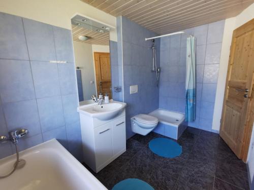 un bagno con lavandino, WC e vasca di Chalet Mélèze in sonniger Lage mit schönem Ausblick , für 6 Personen a Mase