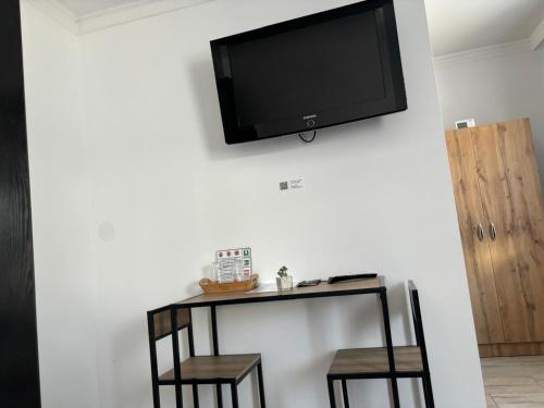 TV a/nebo společenská místnost v ubytování Casa Mocanitei