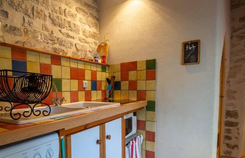 Kuchyň nebo kuchyňský kout v ubytování Gîte Gîte La Bastide 2/4 personnes à Sauveterre