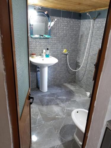 Koupelna v ubytování Bujtina Kashnjeti te Lush Zefi
