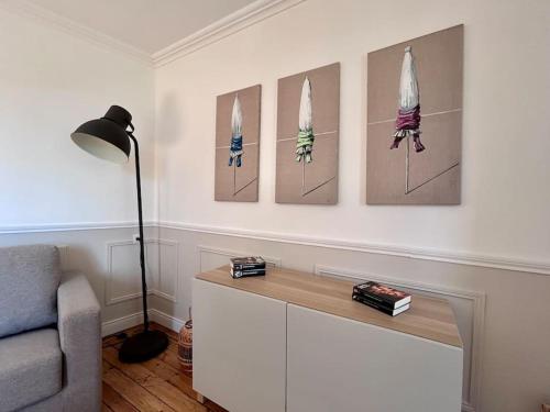 - un salon orné de 4 peintures murales dans l'établissement Le Cocon Bayeusain x Parking by Melrose, à Bayeux