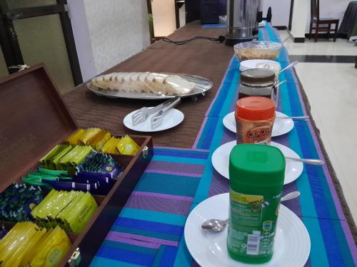 een lange tafel met borden met eten erop bij Kibo Peak Palace Hotel in Morogoro