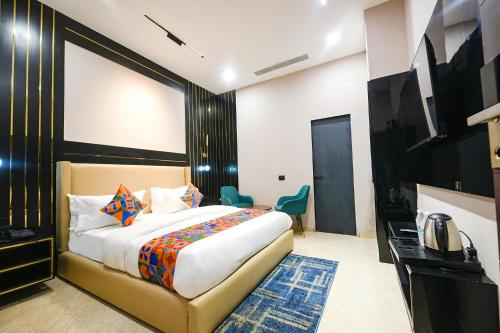 Postel nebo postele na pokoji v ubytování FabHotel Prime Elegance Suites