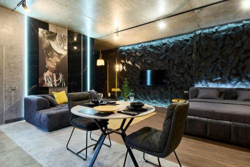 ein Wohnzimmer mit Tisch und Couch in der Unterkunft NEW APART Lesi Ukrainky Blvd and Olimpiyska and KRESHCHATYK and Manhattan City with parking in Kiew