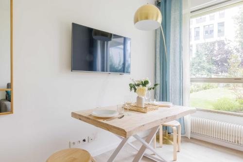une salle à manger avec une table et une fenêtre dans l'établissement Wonderful studio - 2P - Neuilly-sur-Seine, à Neuilly-sur-Seine