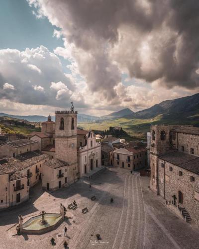 una vista aérea de una ciudad con edificios y una iglesia en Casa Paradiso, en Palazzo Adriano