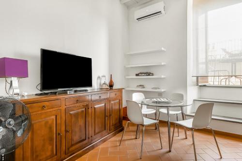 GuestHost - The Lions' Apartment in the Historic Centre x8