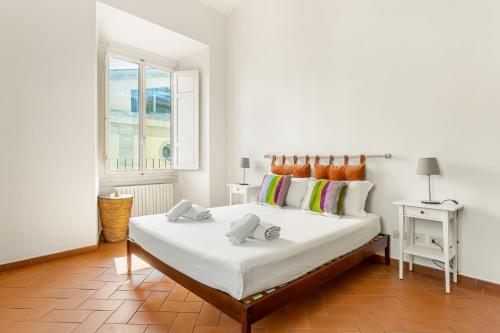 GuestHost - The Lions' Apartment in the Historic Centre x8