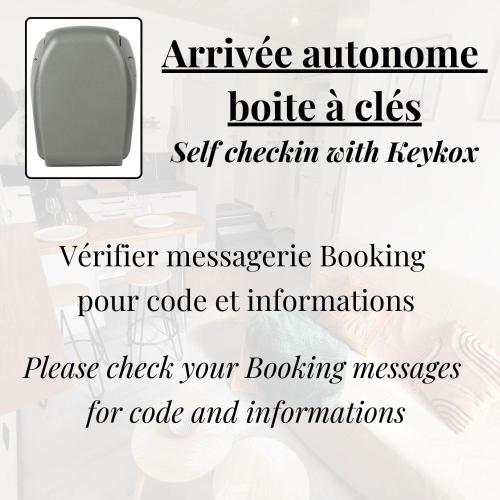 une image d'une table avec ordinateur dans l'établissement Studio cosy proche du centre-ville, à Paray-le-Monial