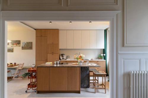 - une cuisine avec un îlot au milieu d'une pièce dans l'établissement Belle maison en centre-ville de Vernon, à Vernon