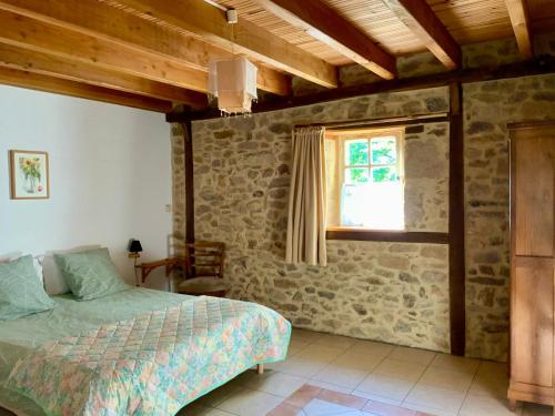 Postel nebo postele na pokoji v ubytování Gîte Fénil Dans Le Lot Avec Vue Panoramique