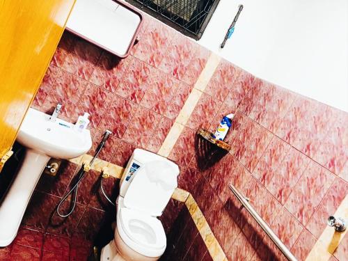 a bathroom with a toilet and a sink at Swarna derana cozy retreatment jaela in Ja-Ela