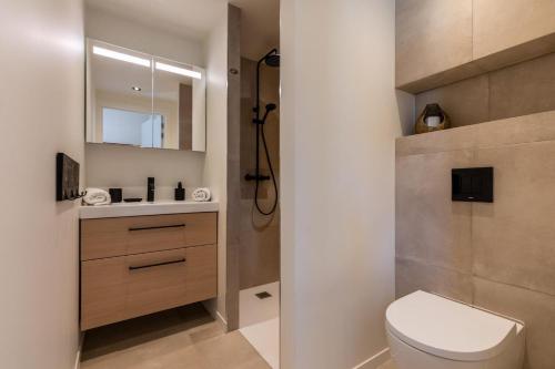 a bathroom with a toilet and a sink at Welcome in - Groepsaccommodatie Lepelblad 42 en 44 Nieuwvliet-Bad in Nieuwvliet-Bad