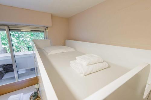 - un lit blanc avec 2 oreillers dans l'établissement Authentic apartment - 3BR-8P - La Villette, à Paris