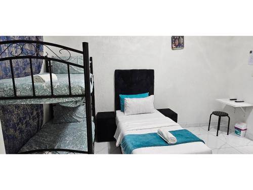 Ένα ή περισσότερα κρεβάτια σε δωμάτιο στο Goshen Lodge Fitzroy