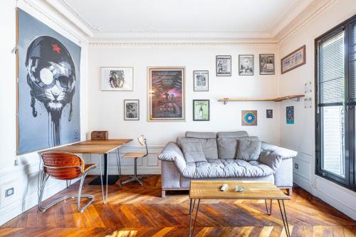 un salon avec un canapé et une table dans l'établissement GuestReady - Apt. Charmant près Parc André Citroën, à Paris