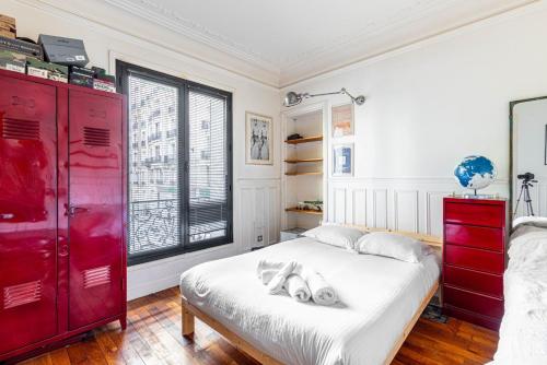 - une chambre avec une commode rouge et un lit dans l'établissement GuestReady - Apt. Charmant près Parc André Citroën, à Paris