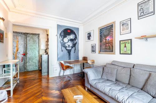 un salon avec un canapé et une table dans l'établissement GuestReady - Apt. Charmant près Parc André Citroën, à Paris