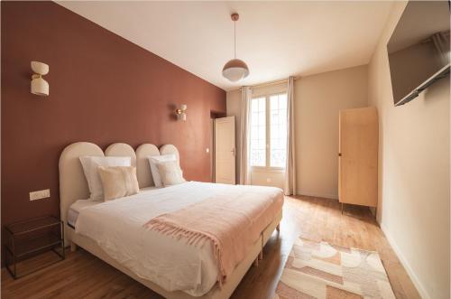 une chambre avec un grand lit blanc dans une pièce dans l'établissement Appartement spacieux & paisible aux porte de Paris, à Le Pré-Saint-Gervais