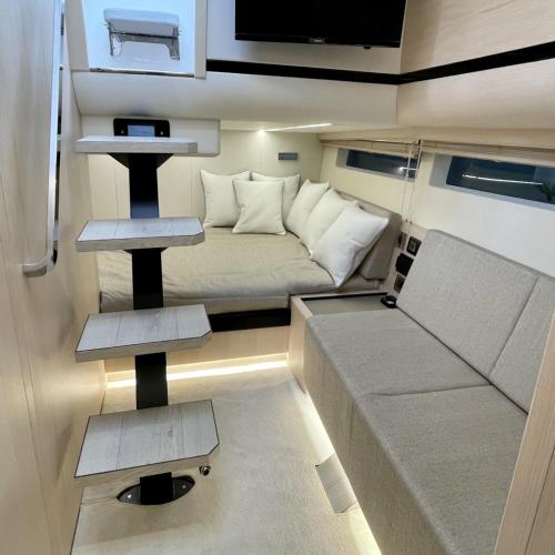 Cette petite chambre comprend un canapé et une table. dans l'établissement Yacht Med 42, à Marseille