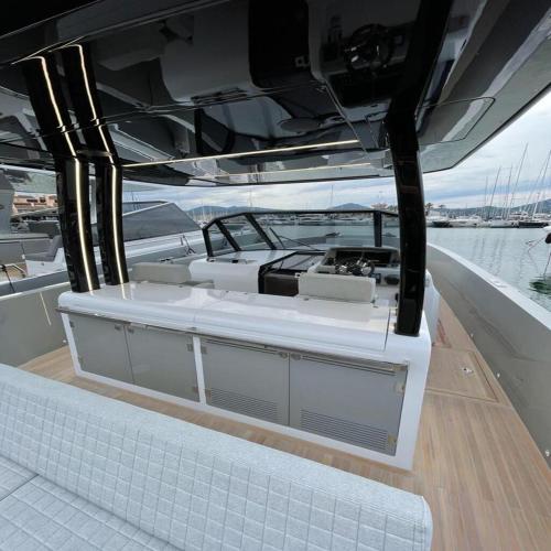 d'un bateau avec deux rames sur son côté dans l'établissement Yacht Med 42, à Marseille