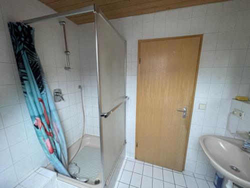 Ένα μπάνιο στο Gemütliche Apartments mit Balkon