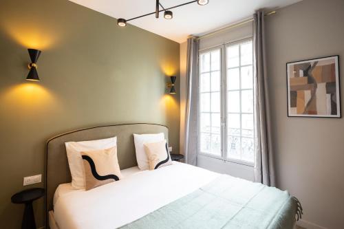 une chambre avec un lit et une fenêtre dans l'établissement Appartement chaleureux près de Paris, à Le Pré-Saint-Gervais