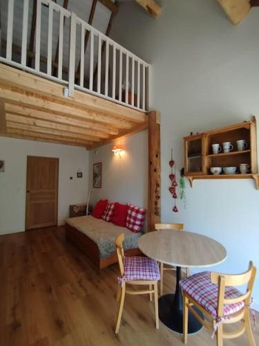Posezení v ubytování La grange, Appartement avec jardin et jacuzzi ''Réservation & Supplément pour le jacuzzi''