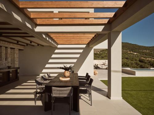 Μπαλκόνι ή βεράντα στο Elpida Luxury Villa, with Infinity Pool & Spa Whirlpool, By ThinkVilla