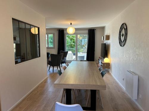 - un salon avec une grande table et des chaises en bois dans l'établissement Maison avec jardin, à Buxy
