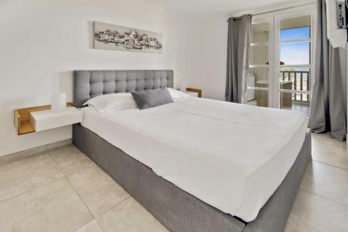 - un grand lit blanc dans une chambre avec balcon dans l'établissement Beautiful flat with sea view - Gassin, à Gassin