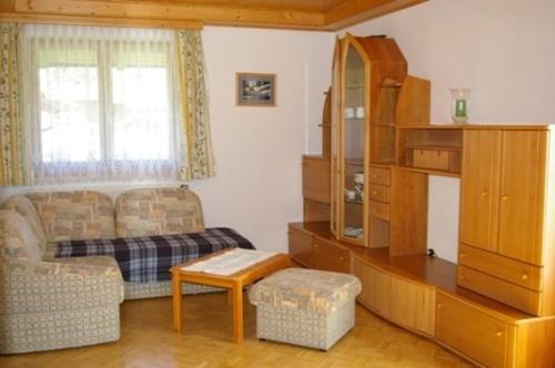 sala de estar con sofá y armario en Haus Fuchs, en Haus im Ennstal