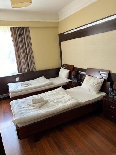 a hotel room with two beds and a window at Ruben in Nowa Ruda