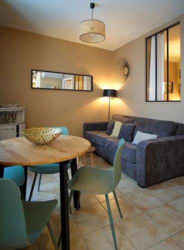 un salon avec un canapé et une table dans l'établissement Le Forum Quartier La Roquette, à Arles