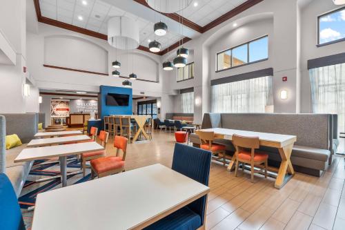 a dining room with tables and chairs and windows at Hampton Inn & Suites - Saint Louis South Interstate 55 in Saint Louis
