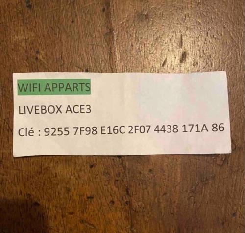 un panneau apposé sur une porte en bois avec des agents de garde dans l'établissement Le Forum Quartier La Roquette, à Arles