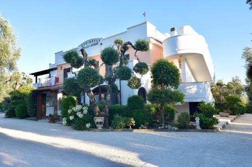 Το κτήριο όπου στεγάζεται  το ξενοδοχείο διαμερισμάτων