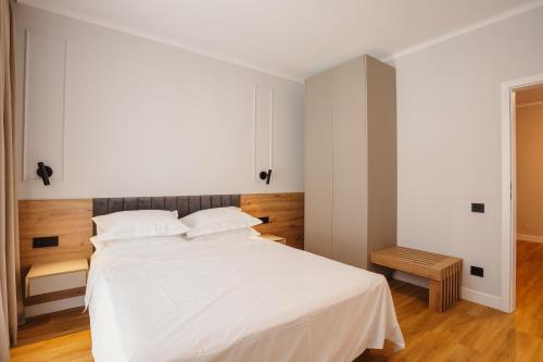 Una cama o camas en una habitación de Bloom Downtown Suites