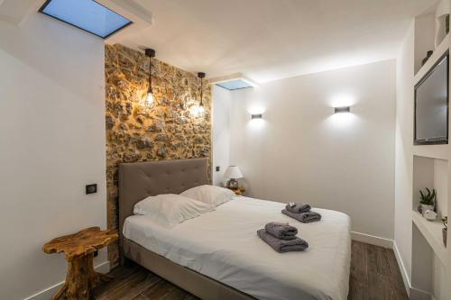 une chambre avec un lit avec des serviettes dessus dans l'établissement Sublime Loft 2BR-6p - Cannes Hyper Center, à Cannes