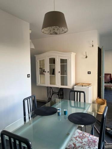 une salle à manger avec une table et des chaises bleues dans l'établissement maison centre ville avec jardin partagé, à Saint-Junien