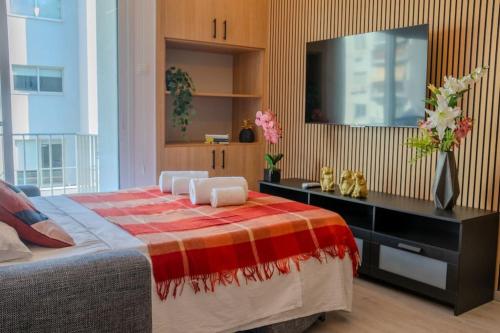 Beautiful One Bedroom Apartment, 186 Meters to Beach, Central Location Next to Cafes & Bars