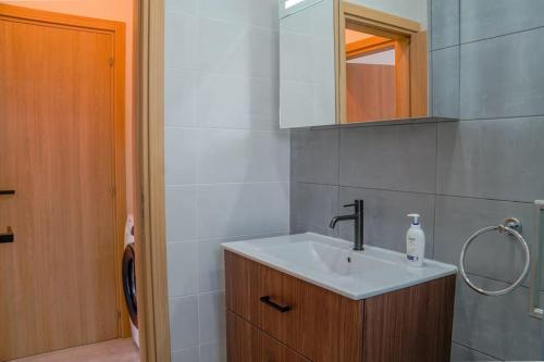 Koupelna v ubytování Beautiful One Bedroom Apartment, 186 Meters to Beach, Central Location Next to Cafes & Bars