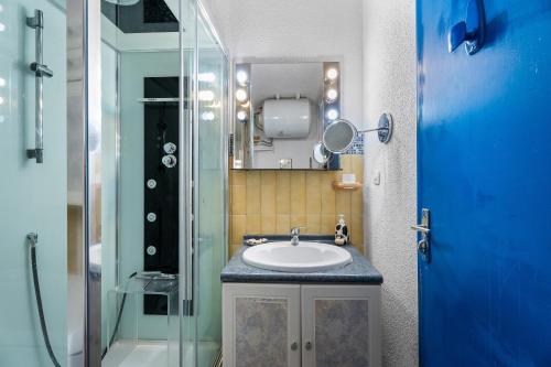 une salle de bain avec un lavabo et un miroir dans l'établissement Beau Studio St Cyr Sur Mer, à Saint-Cyr-sur-Mer