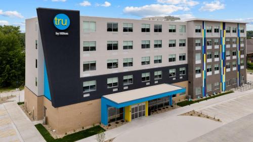 an office building with a tu sign on it at Tru By Hilton Lincoln East in Lincoln