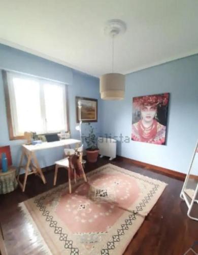 Ruang duduk di 3-Bed Artist Chalet near San Sebastian Sleeps 6