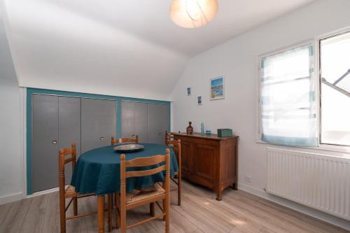 d'une salle à manger avec une table, des chaises et un bureau. dans l'établissement Appartement Ker Glaz, à Damgan