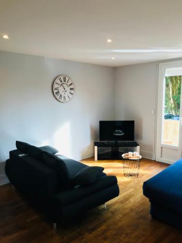 Una televisión o centro de entretenimiento en Le fontaine écu