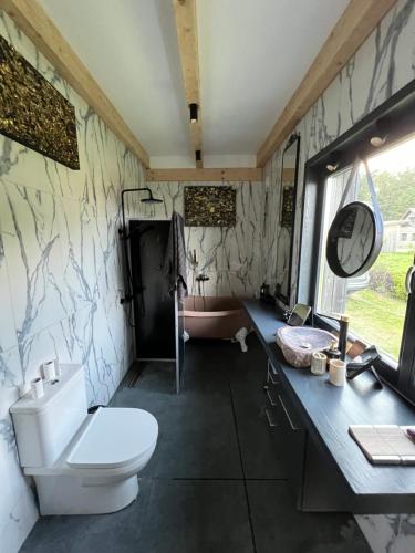 Bilik mandi di Villa Sudrabiņi